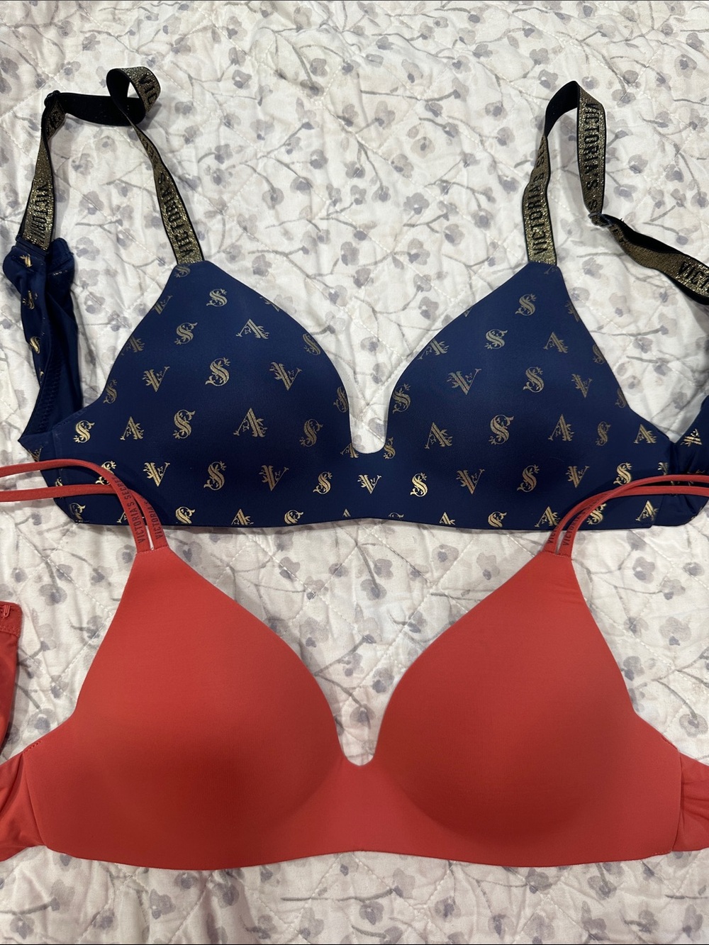 Victoria's Secret Navy Logo & Red Seamless T-Shirt Bra Duo